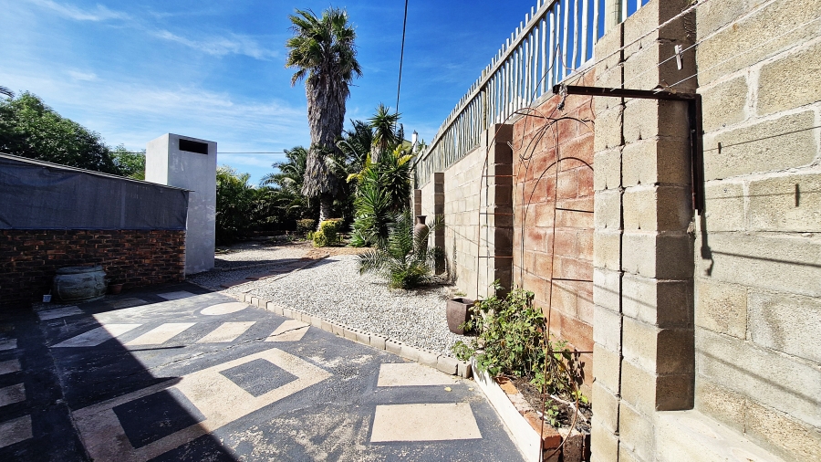 5 Bedroom Property for Sale in Middedorp Western Cape